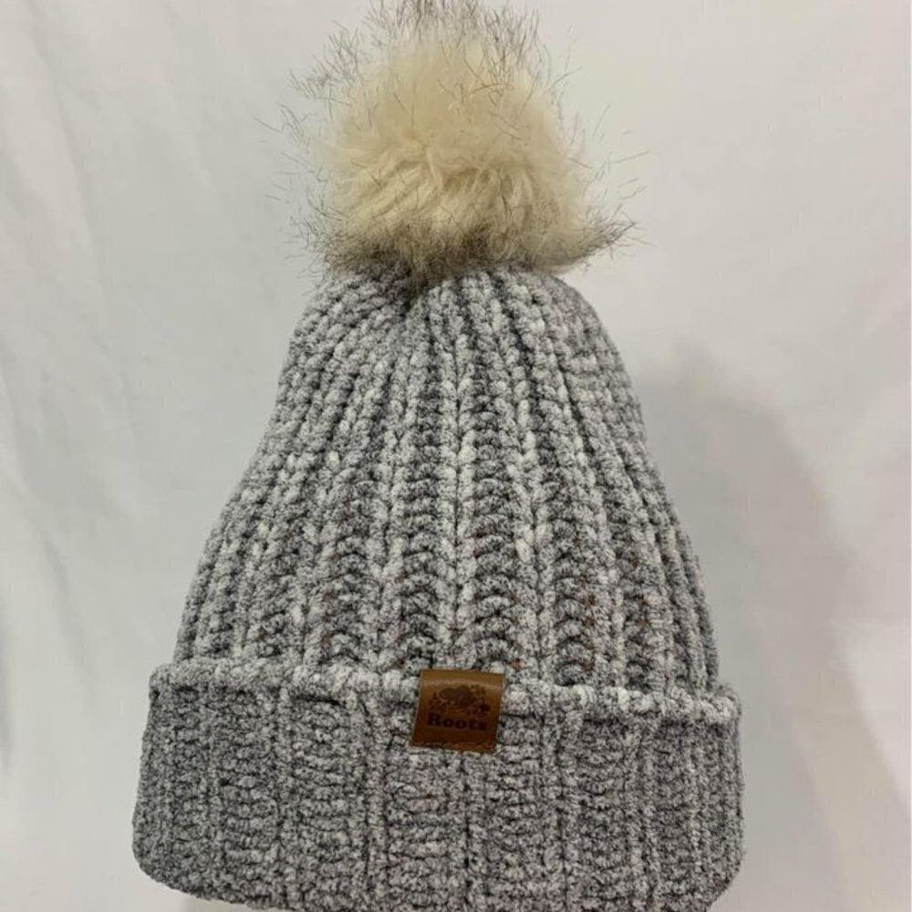 Roots Canada kids touque. Heathered gray. Ultra soft. (28cms) new condition.